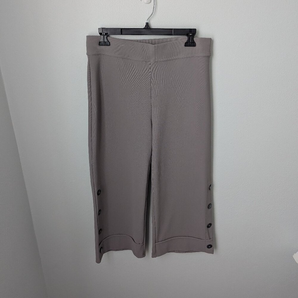 NWT Damee, Inc. Women's Greige Cuffed Capris, Large